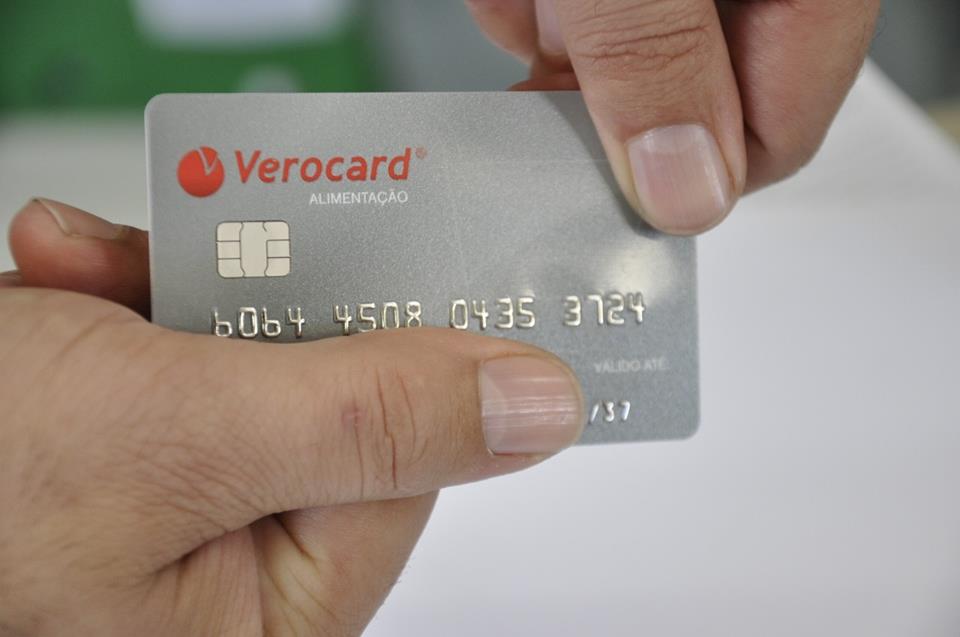 Servidores Municipais poderão comprar em 5 grandes redes de supermercados com novo vale-alimentação