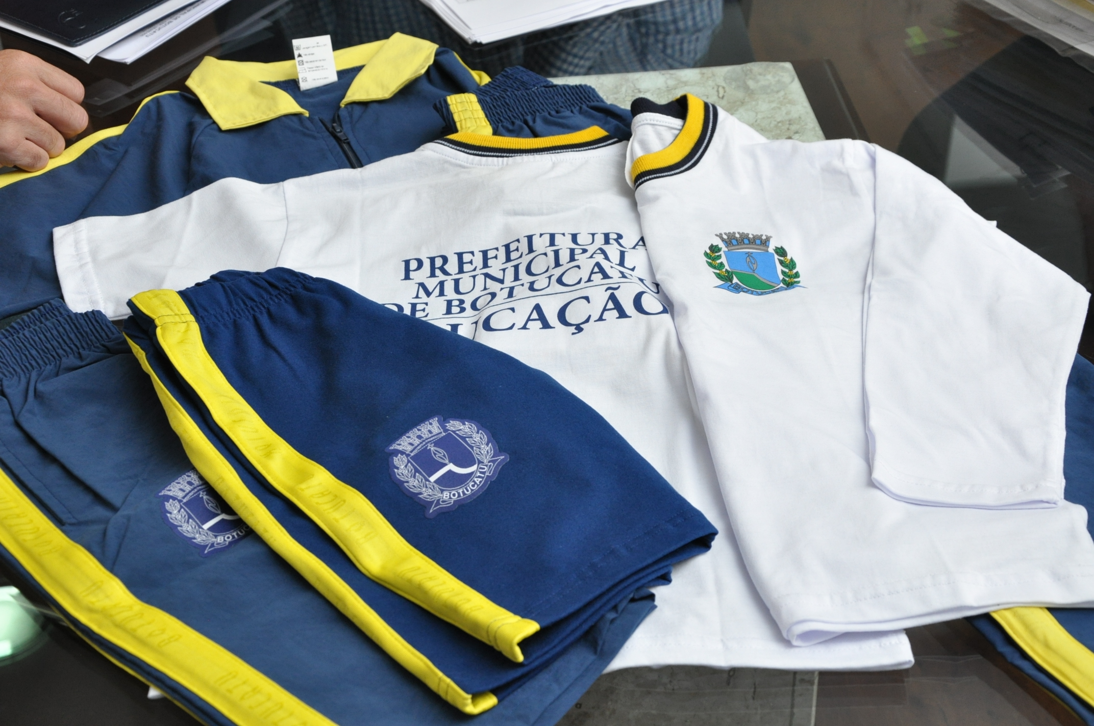 Uniformes da Rede Municipal de Ensino começarão a ser entregues na terça-feira, 26