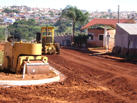 Prefeitura prepara avenida para receber asfalto
