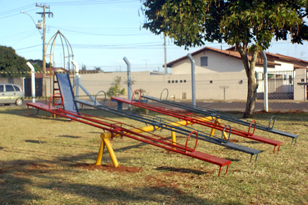 Ginásio ganha parquinho e iluminação na pista de caminhada