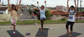 Fundo Social oferece aulas de yoga em Praças do Idoso de Botucatu