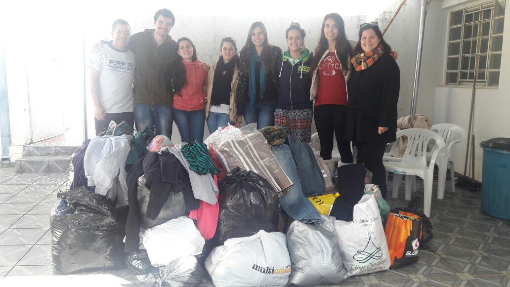 União das Repúblicas de Botucatu doa roupas e alimentos ao Fundo Social