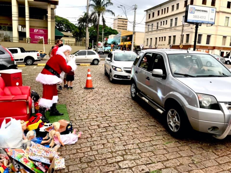 Papai Noel estará em Botucatu nesta segunda arrecadando brinquedos para crianças carentes no Drive Natal Solidário