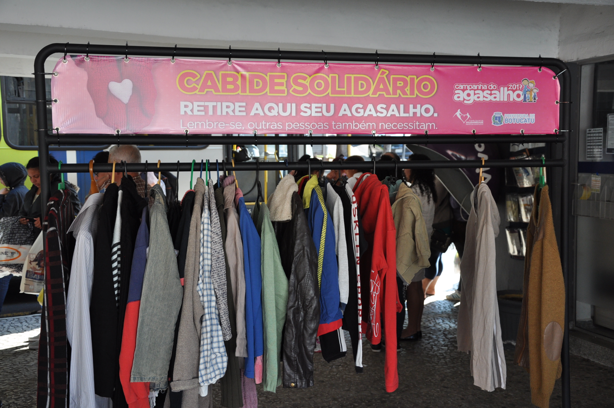 Fundo Social inaugura o Cabide Solidário no Paratodos