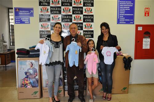Fundo Social recebe doação de 1.300 peças de roupas da Polícia Civil