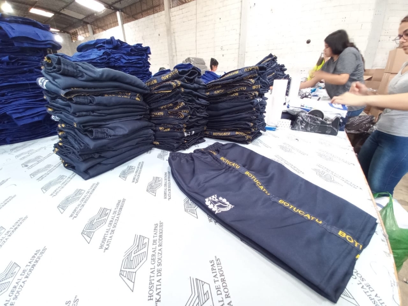Uniformes escolares para 2023 estão em fase final de produção