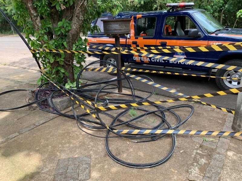 Prefeitura multa empresa de telefonia em quase R$6 milhões por falta de manutenção em fios