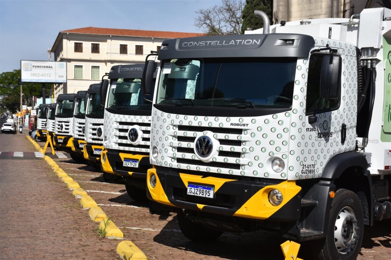 Botucatu apresenta nova frota de caminhões coletores de lixo