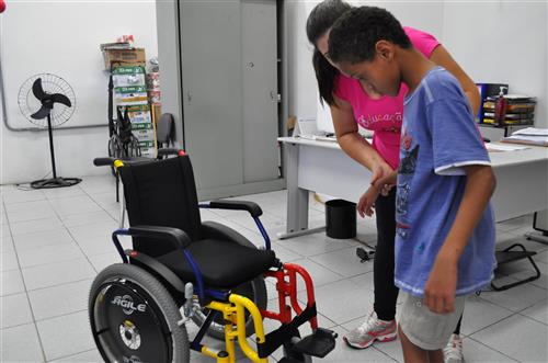 Garoto com atrofia muscular recebe cadeira de rodas da Prefeitura