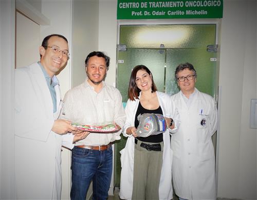 Prefeito entrega bonés e lenços a pacientes em tratamento com câncer no HC