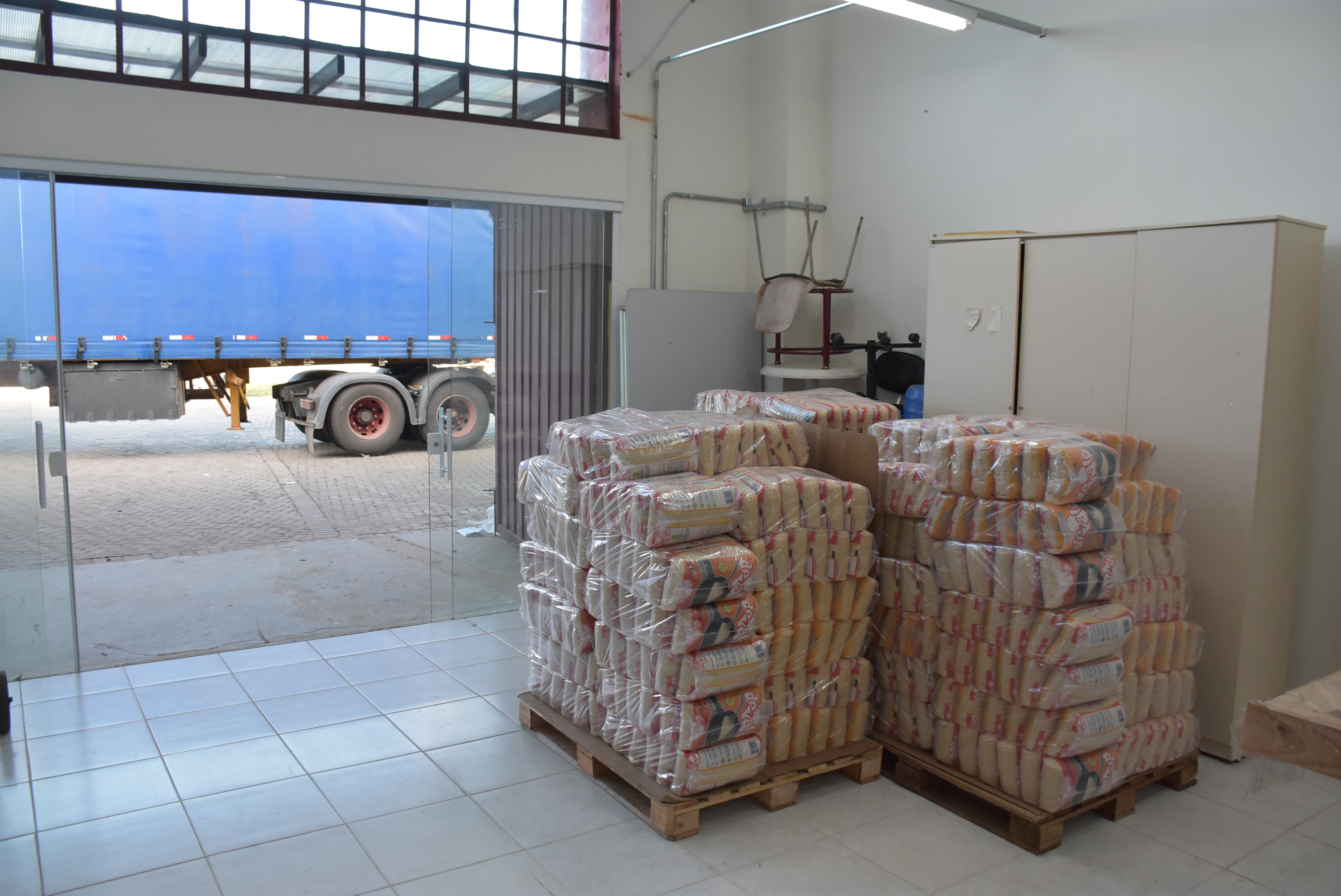 Fundo Social recebe 3 toneladas de arroz arrecadadas pelo cantor Fábio Jr