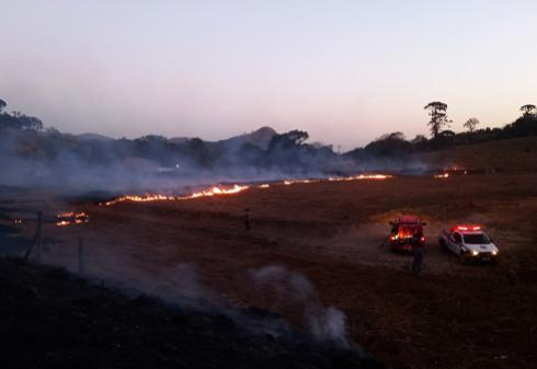 INCÊNDIO NO MARCO DIVISÓRIO TEM COMBATE INTENSO E COLOCA MORADORES EM RISCO