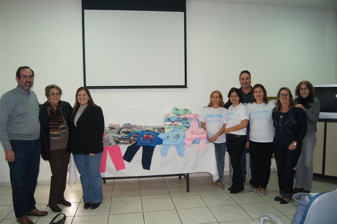 Voluntariado da Sabesp entrega roupas da Campanha do Agasalho para o Fundo Social de Botucatu