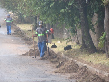 Obras realiza trabalhos de limpeza em Rubião Júnior
