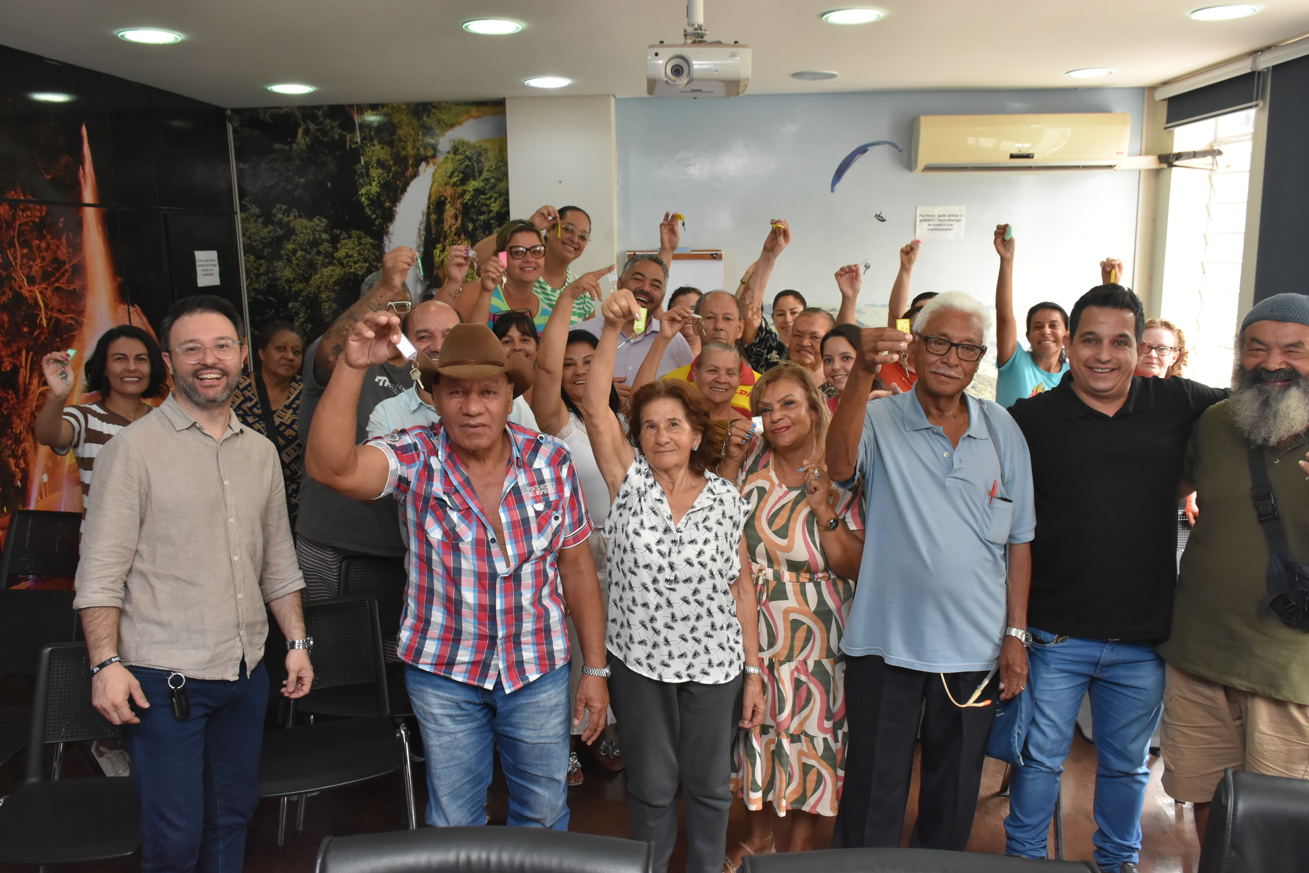 Prefeito Fábio Leite assina autorização de mudança dos primeiros permissionários do Centro Popular Comercial de Botucatu